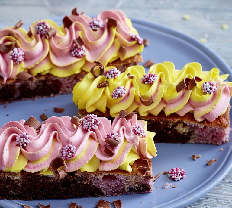 kunterbunter Marmorkuchen vom Blech / drei Stücke / runder Teller / Untergrund Holz | © Eat Club / Isabell Triemer
