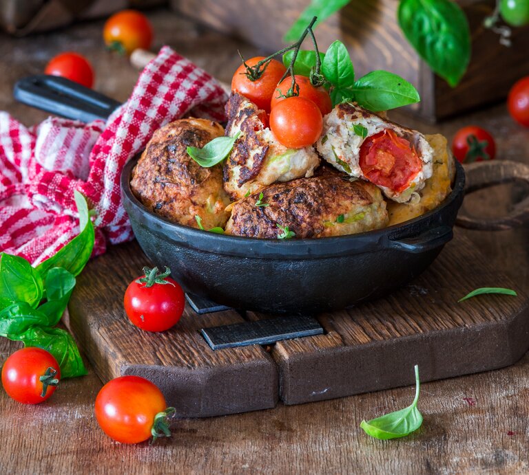  Hühnerhackbällchen mit Kirschtomaten in ofenfester Form / Nahaufnahme / Frontalsicht | © StockFood / Meliukh, Irina