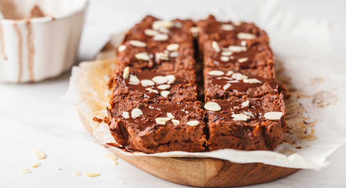 Brett belegt mit selbstgebackenen Brownies mit Banane. 