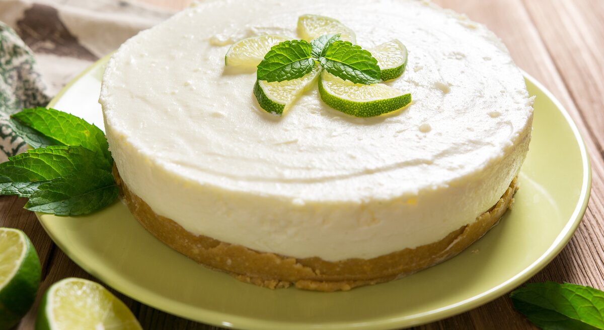 Seitliche Ansicht auf eine sommerliche Hugo-Torte. | © iStock.comreze/NoirChocolate