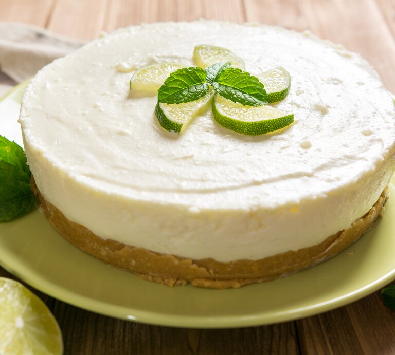 Seitliche Ansicht auf eine sommerliche Hugo-Torte. | © iStock.comreze/NoirChocolate