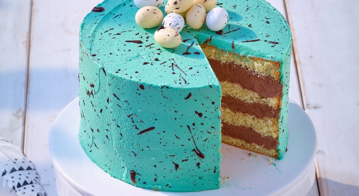 Schoko-Minztorte / angeschnitten / Untergrund Holz / Nahaufnahme / Draufsicht, schräg