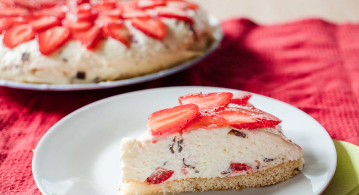 Seitliche Ansicht eines Schüttelkuchens mit Schokoflocken und Erdbeeren.  | © BILD der FRAU/Pako Cardenas Quijada