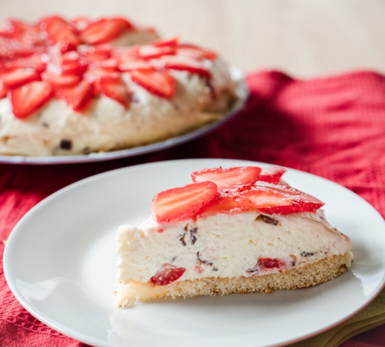 Seitliche Ansicht eines Schüttelkuchens mit Schokoflocken und Erdbeeren.  | © BILD der FRAU/Pako Cardenas Quijada