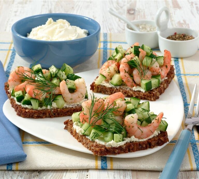 Drei Scheiben Vollkornbrot mit Frischkäse, Gurken und Garnelen. | © Matthias Liebich