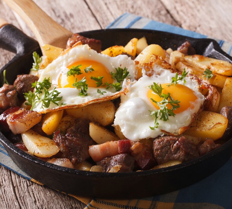 So startet man zünftig in den Tag: mit leckerem Bauernfrühstück! | © iStock/ ALLEKO