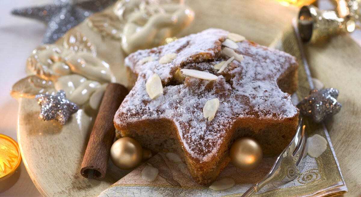 Schokoladige  Mandelsterne auf einer weihnachtlich anmutenden Serviette.