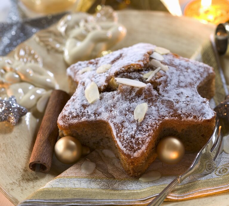 Schokoladige  Mandelsterne auf einer weihnachtlich anmutenden Serviette. | © StockFood/ Antl, Angelika