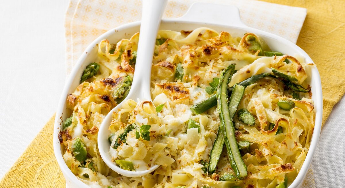 Bandnudel-Auflauf mit grünem Spargel und Weichkäse