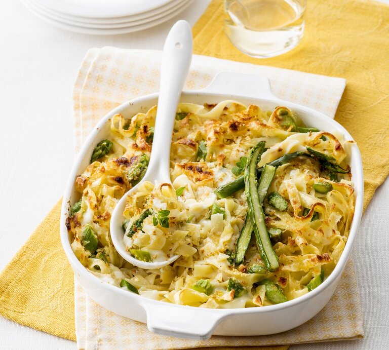 Bandnudel-Auflauf mit grünem Spargel und Weichkäse | © Stockfood/Mondadori Portfolio