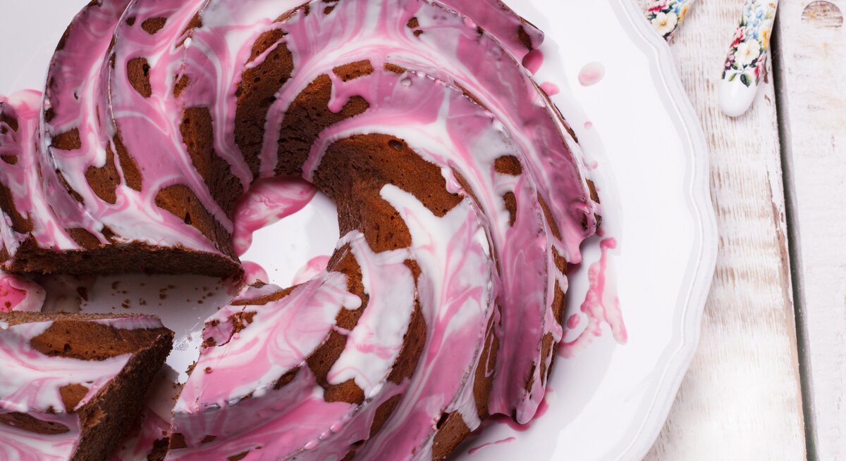 Draufsicht auf einen Gugelhupf mit pinker Glasur.