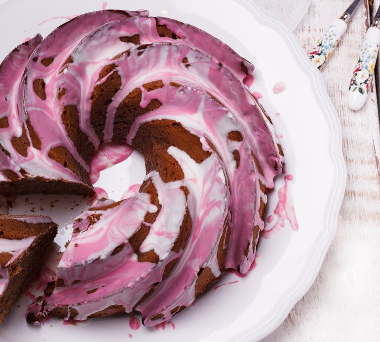 Draufsicht auf einen Gugelhupf mit pinker Glasur. | © Shutterstock/Stolyevych Yuliya