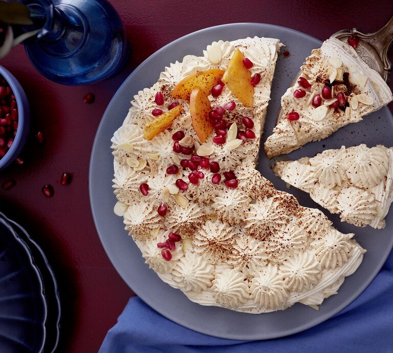 Die Mokka-Baiser-Joghurttorte auf einem dunkelblauem Teller und Untergrund. Direkt von oben fotografiert. | © Eat Club; Isabell Triemer