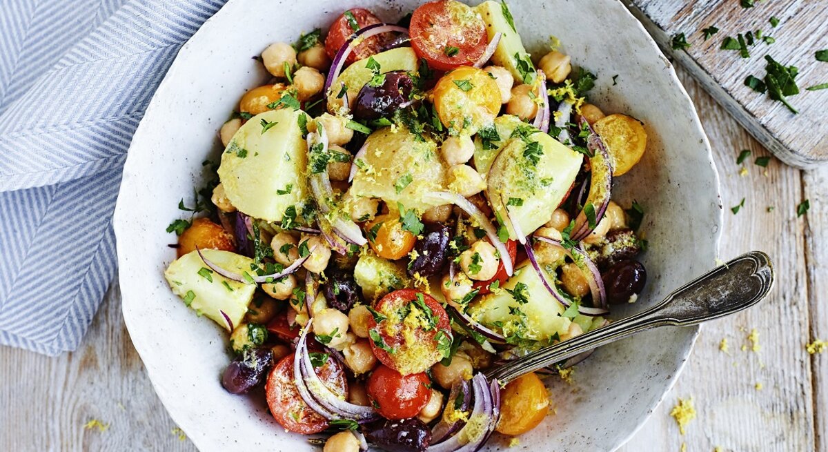 Kartoffelsalat griechischer Art mit Zitronendressing / Teller / Draufsicht / Nahaufnahme