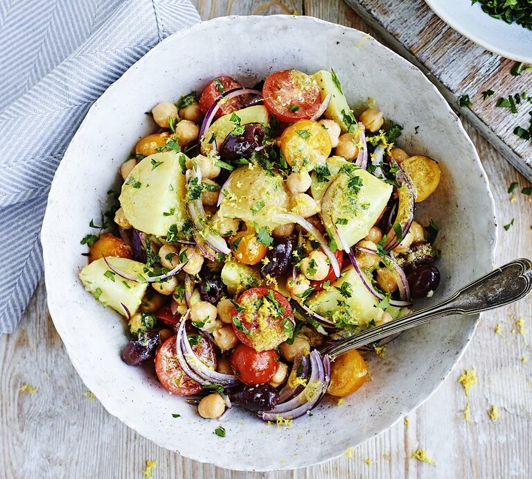 Kartoffelsalat griechischer Art mit Zitronendressing / Teller / Draufsicht / Nahaufnahme | © StockFood / Richards, Charlie
