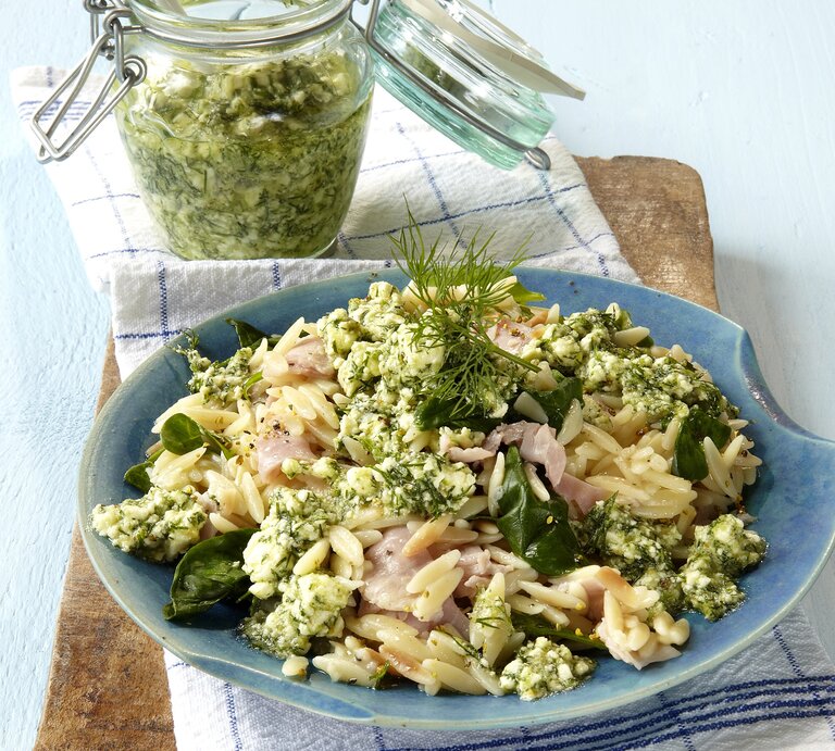 Feta-Dill-Pesto mit Orzo-Nudeln auf einem blauen Teller.  | © Carolin Müller