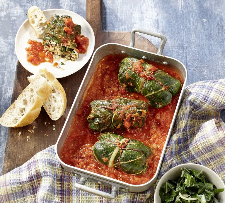 Mangold-Rouladen mit mediterraner Bulgur-Füllung | © Christiane Krüger