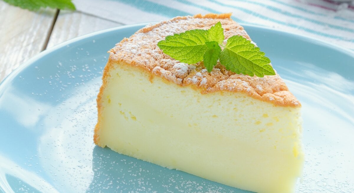 Ein angeschnittenes Stück japanischer Käsekuchen auf hellblauem Teller. 