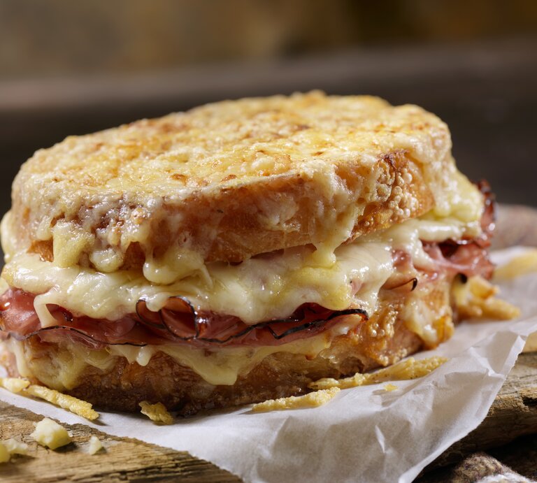 Seitliche Ansicht eines mit Käse überbackenen Croque Monsieur. | © iStock.com/LauriPatterson