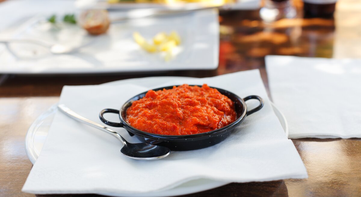Schwarze Schale gefüllt mit klassischem Ajvar.