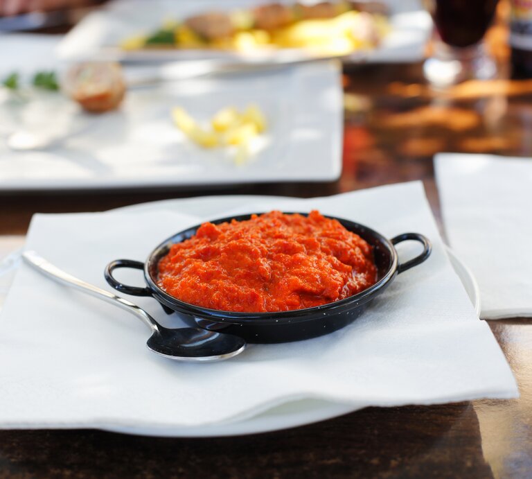 Schwarze Schale gefüllt mit klassischem Ajvar. | © iStock/bbostjan