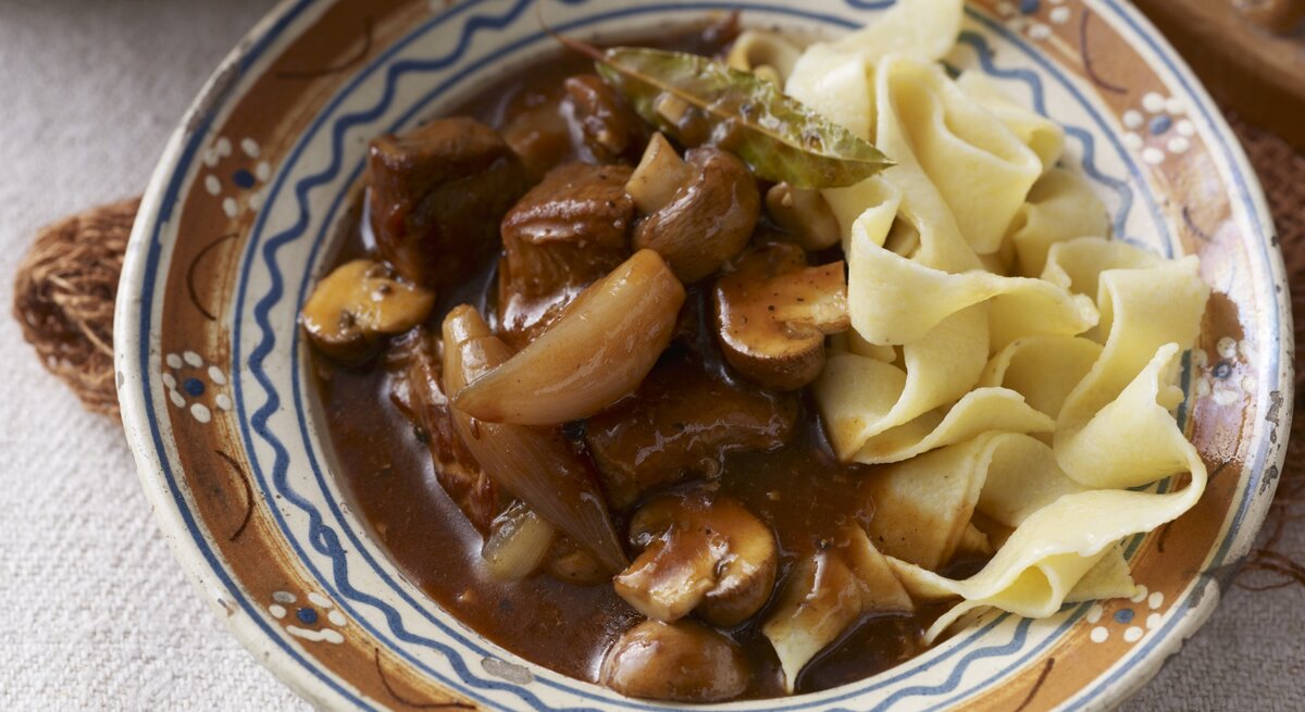 Wildschweingulasch mit Pilzen und Bandnudeln