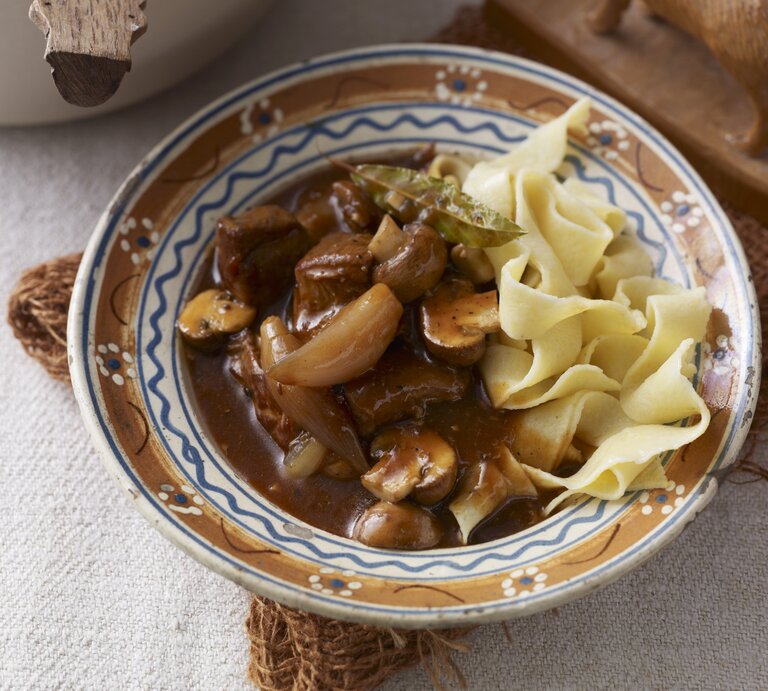 Wildschweingulasch mit Pilzen und Bandnudeln | © StockFood / Westermann, Jan-Peter