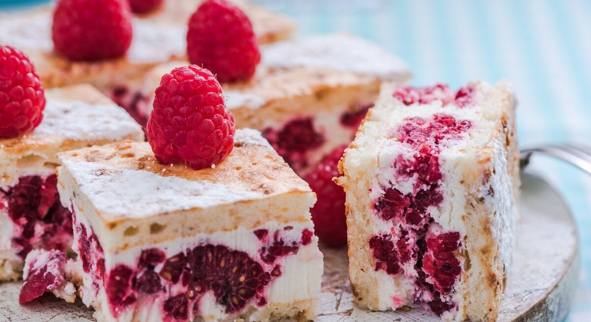In Würfelform geschnittene Kuchenstücke mit Biskuit und Himbeer-Schmand