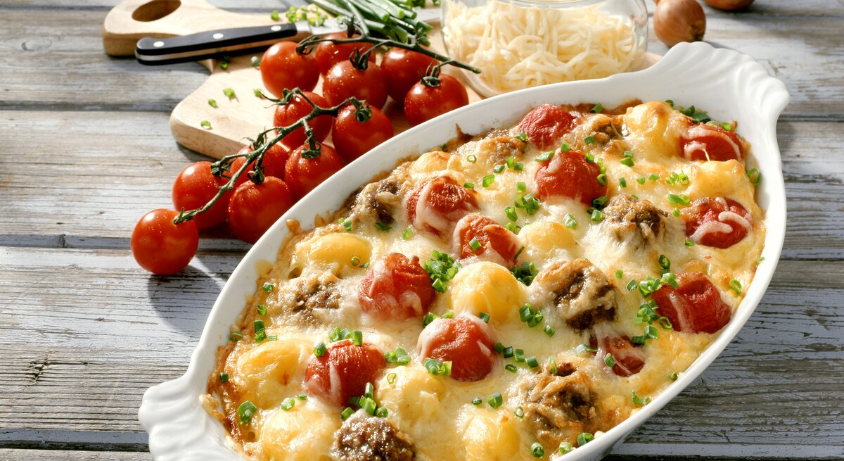 Draufsicht: Tomate-Hackfleisch-Gratin / uvale Form / frische Tomaten / geriebener Käse