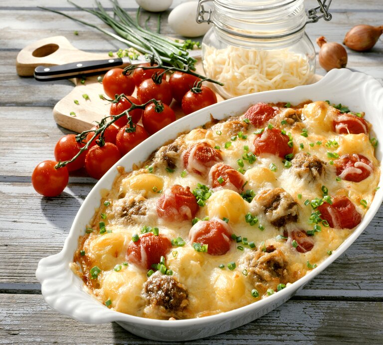 Draufsicht: Tomate-Hackfleisch-Gratin / uvale Form / frische Tomaten / geriebener Käse | © StockFood / Rees, Peter