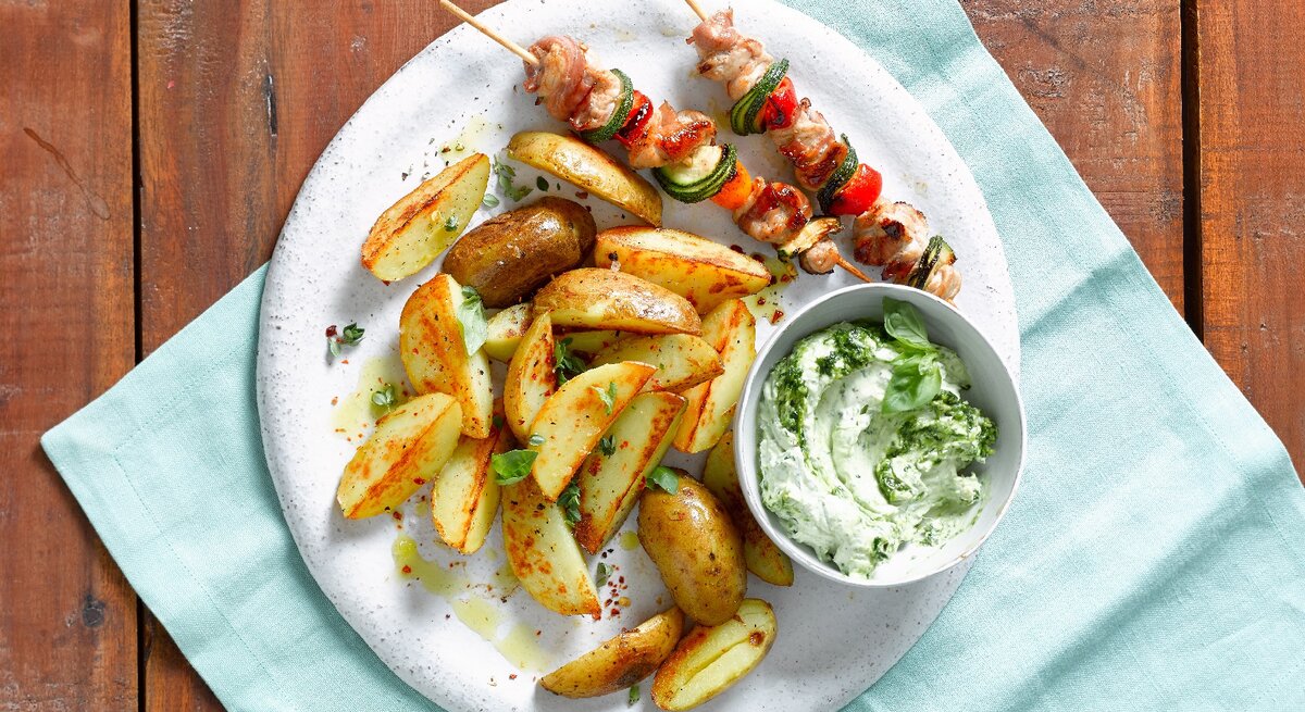 Kartoffelecken mit Bärlauch-Dip und Grillspießchen.