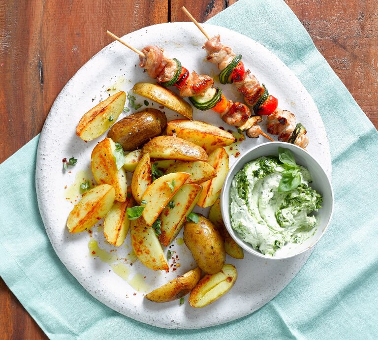 Kartoffelecken mit Bärlauch-Dip und Grillspießchen. | © Matthias Liebich