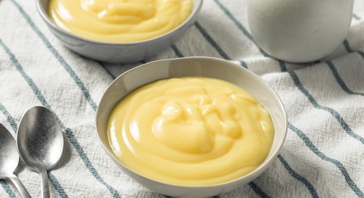 Schräge Draufsicht auf eine Schale mit Vanillepudding. 