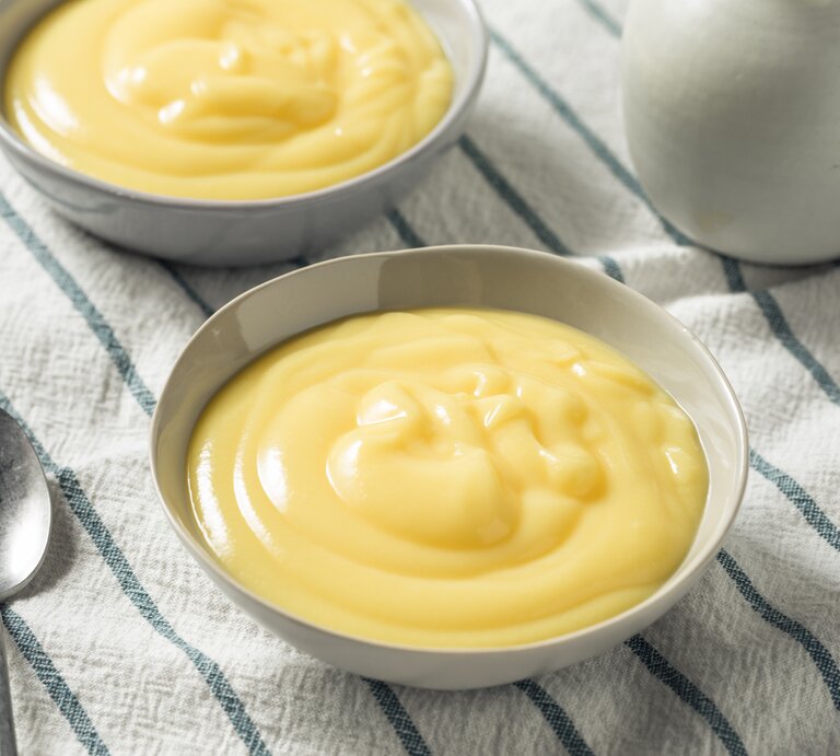 Schräge Draufsicht auf eine Schale mit Vanillepudding.  | © iStock/bhofack2