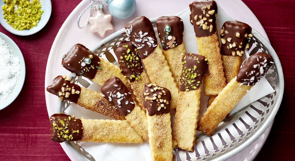 Cookie-Fries auf einem weißen Teller auf rotem Hintergrund. 