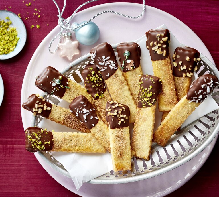 Cookie-Fries auf einem weißen Teller auf rotem Hintergrund.  | © EATCLUB/Isabell Triemer
