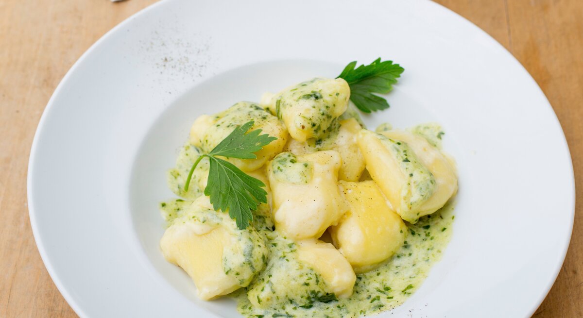 Teller mit Gnocchi in cremiger Bärlauchsoße und Petersilie