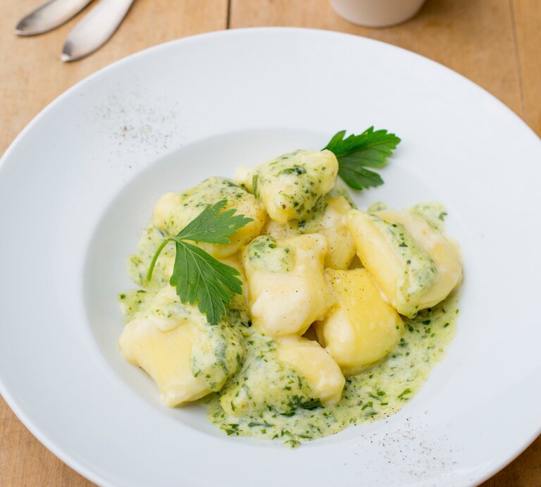 Teller mit Gnocchi in cremiger Bärlauchsoße und Petersilie | © StockFood / Timmann, Claudia