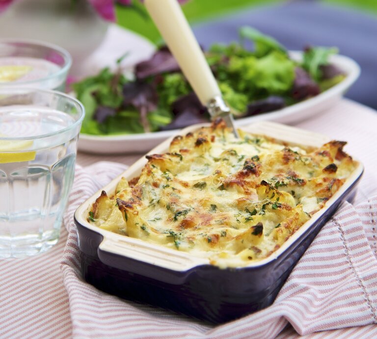 Nudel-Schinken-Auflauf in einer Form / Hintergrund grüner Salat /  | © StockFood / Heinze, Winfried