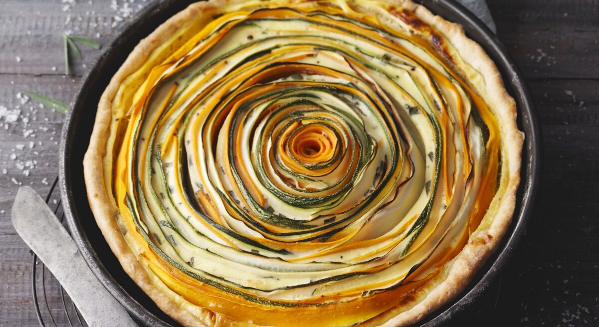 Draufsicht auf die bunte Spiraltarte.