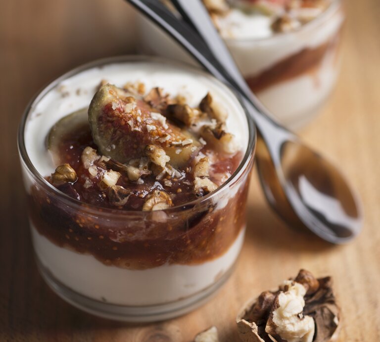 Frischkäsecreme mit Feigen-Walnuss-Püree | © StockFood / Laurange