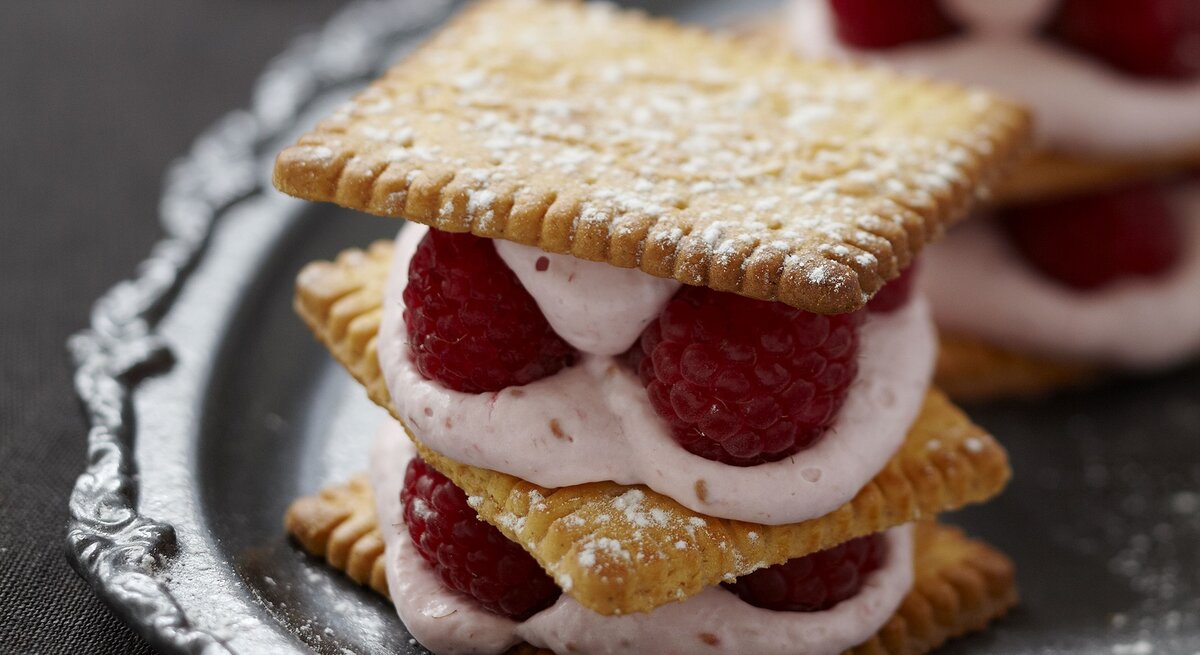 Butterkeks-Lasagne mit Mascarponecreme und Erdbeeren auf Tablett aus Metall; Frontale Ansicht