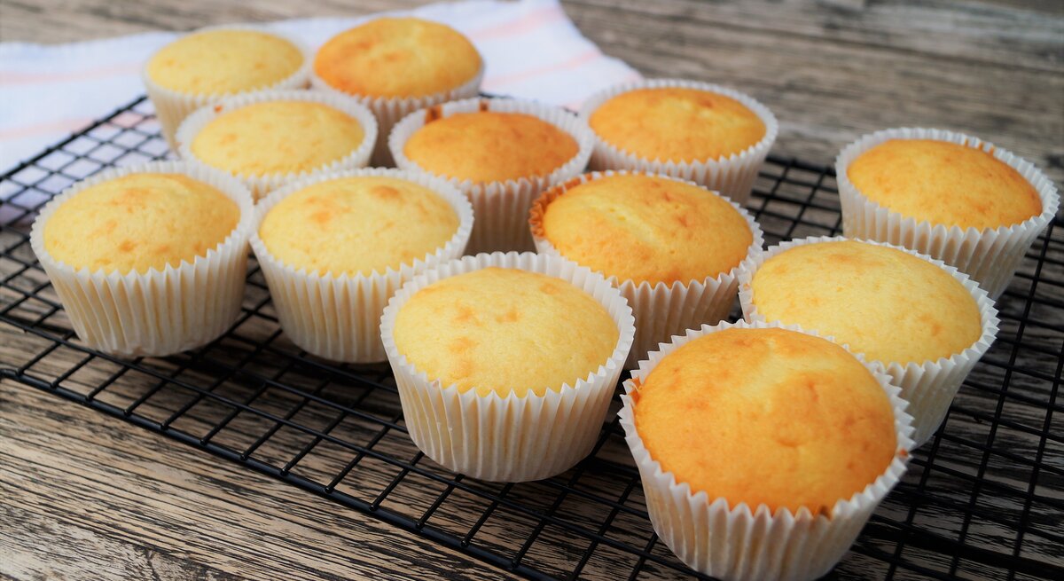 Mehrere unverzierte Muffins. 