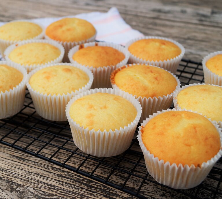 Mehrere unverzierte Muffins.  | © iStock/phillyskater