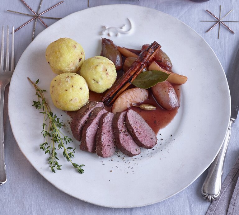 Raffiniertes Festmenü: Rehmedaillons mit Kartoffel-Safran-Klößchen und Schalotten | © Stockfood/Julia Hoersch