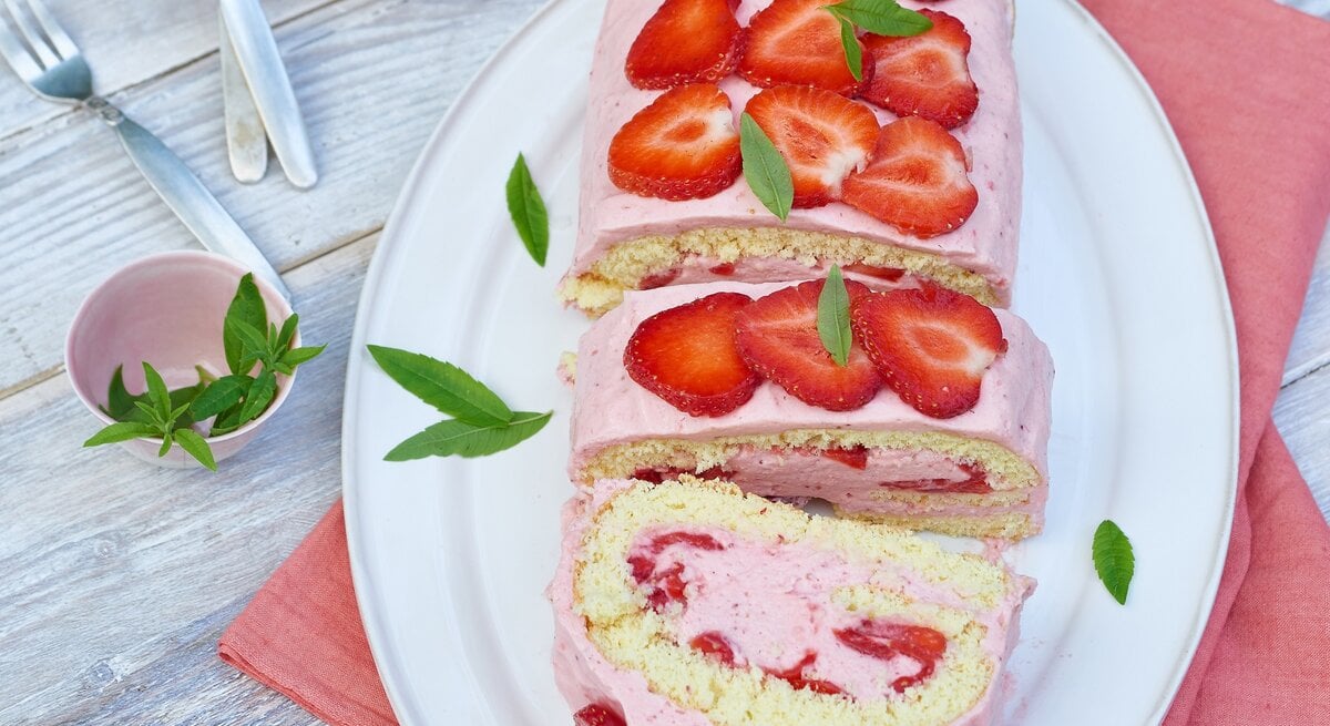 Erdbeerrolle mit Buttermilch-Zitronenmousse 