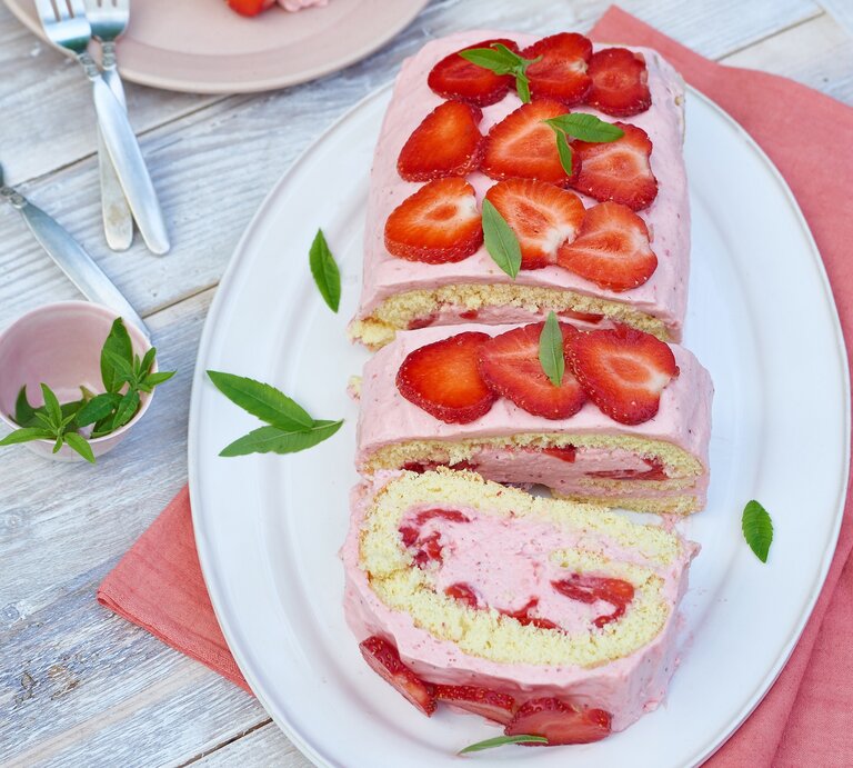 Erdbeerrolle mit Buttermilch-Zitronenmousse  | © Matthias Liebich