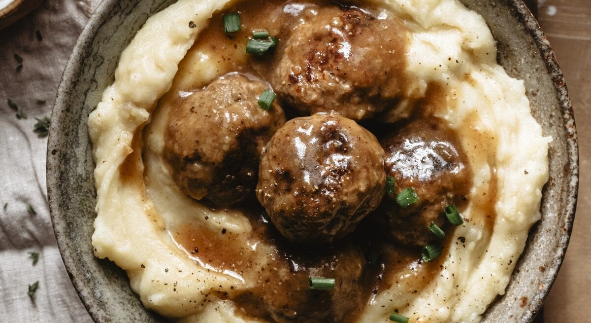 Mehrere Hackbällchen auf Kartoffelpüree / runde Schüssel / Draufsicht