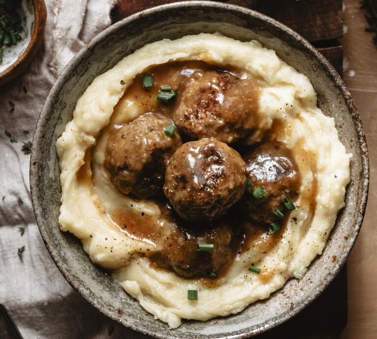 Mehrere Hackbällchen auf Kartoffelpüree / runde Schüssel / Draufsicht | © StockFood / The Picture Pantry