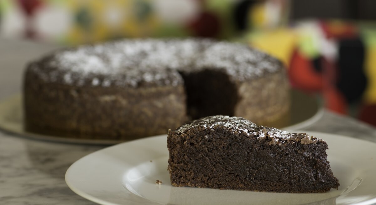 Seitliche Ansicht auf einen Schokokuchen.